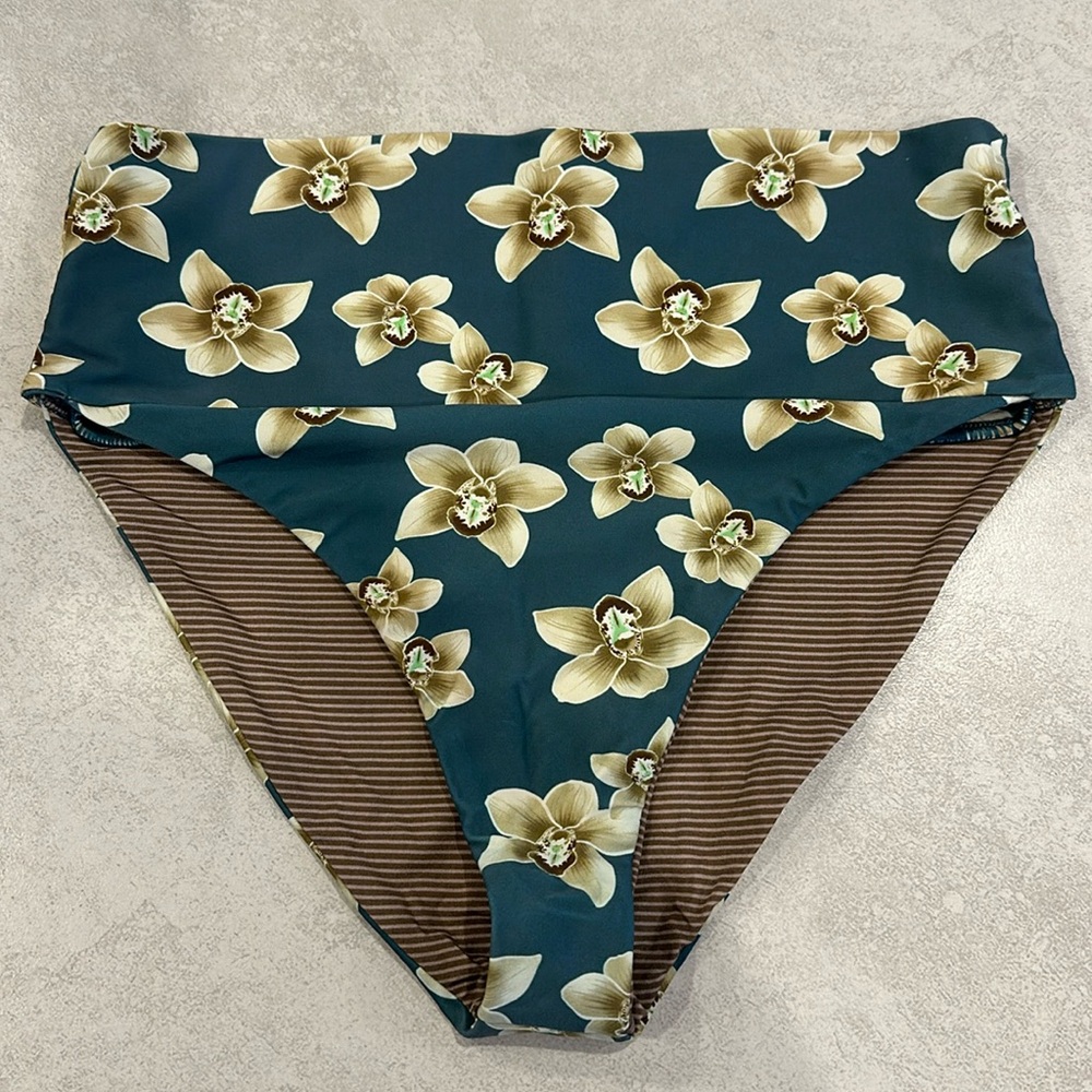 Acacia high waisted bottom size medium in tropic